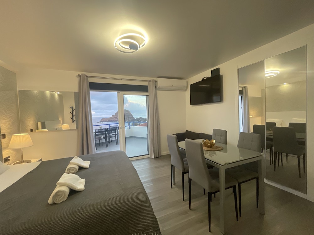 Deluxe Apartment, 1 Queen Bed with Sofa bed, Kitchen, Sea View photo 2