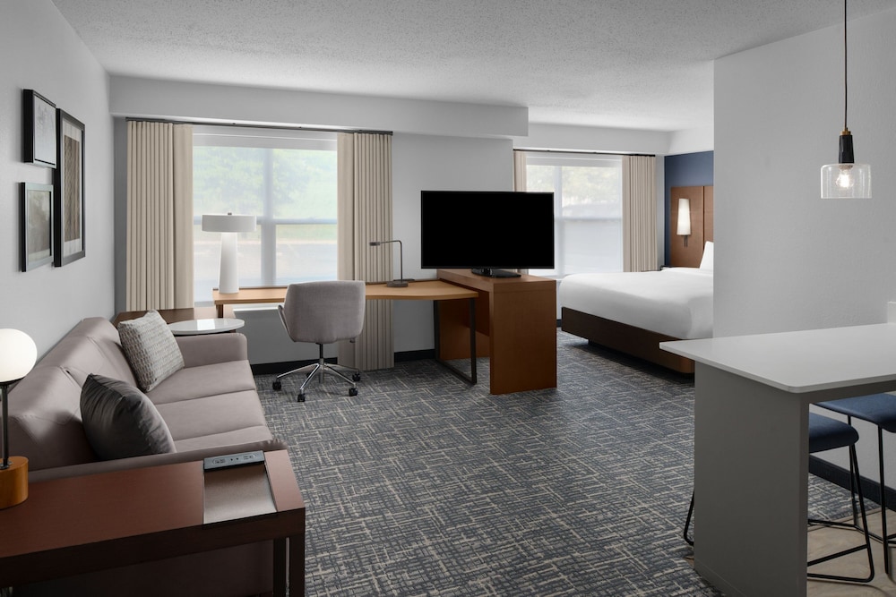 Studio, 1 King Bed With Sofa Bed, Kitchen (Mobility/Hearing Accessible, Tub) photo 3