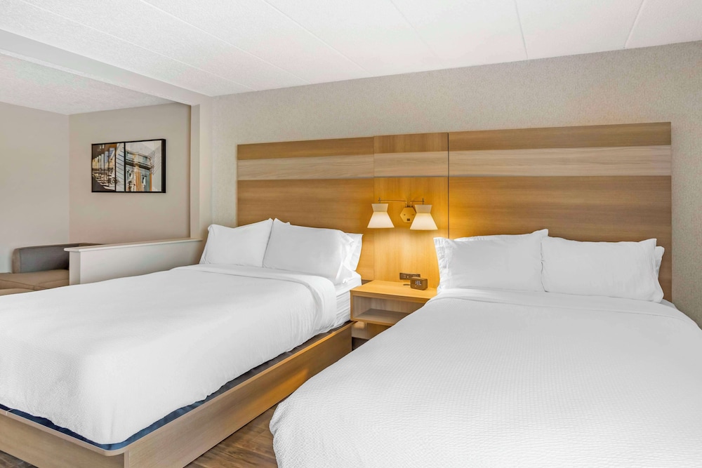 Standard Room, 2 Queen Beds, Non Smoking, Refrigerator & Microwave - Photo 6