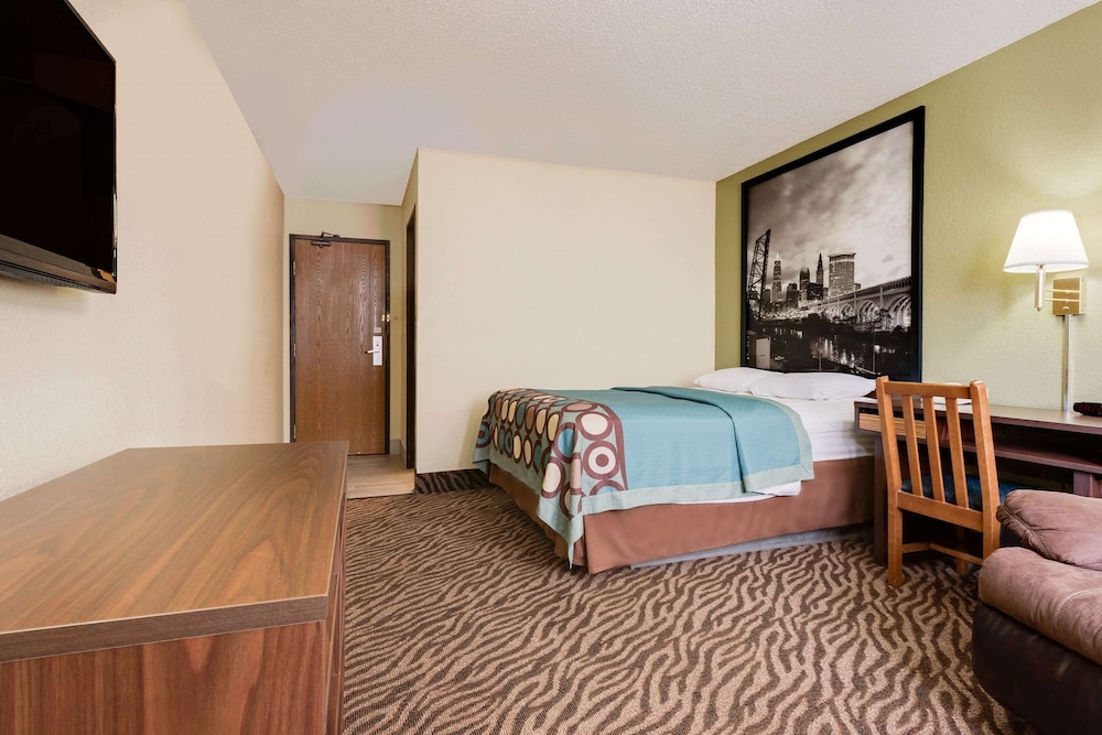 Standard Room, 1 Queen Bed, Smoking - Photo 1