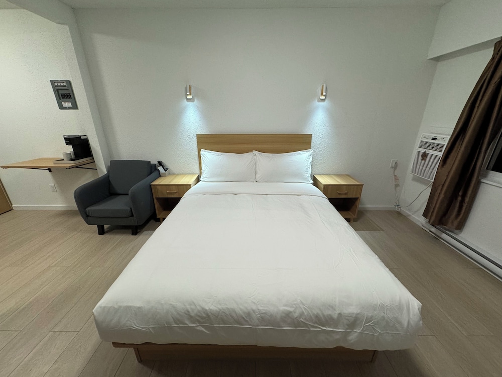 Deluxe Queen Room with Kitchenette photo 1