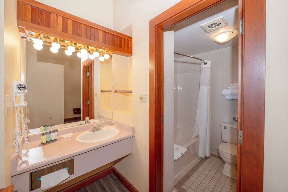 Standard Room, 2 Queen Beds, Non Smoking, Ocean View - Photo 2