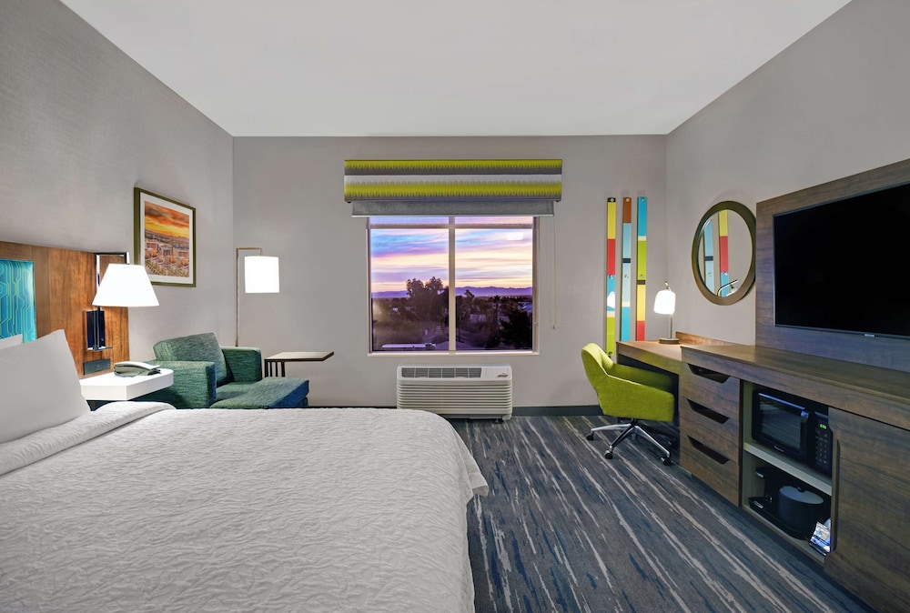 Room, 1 King Bed, Microwave - Photo 1