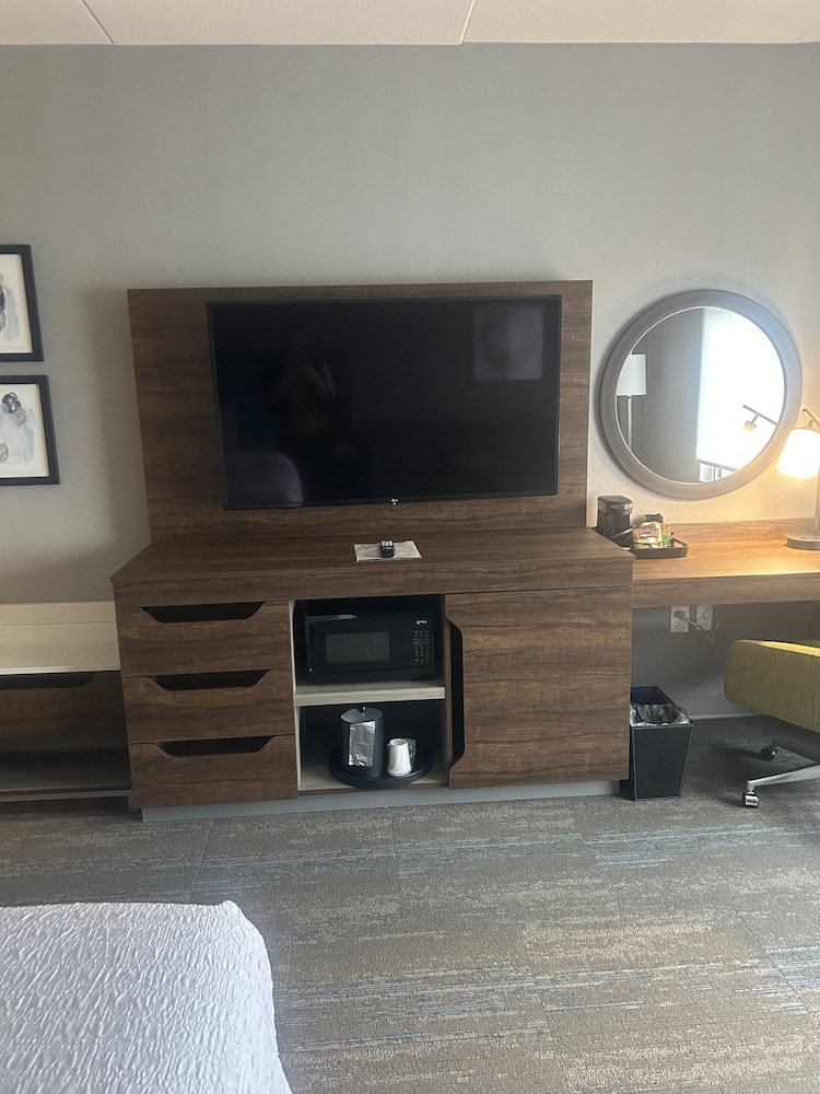 Room, 1 King Bed, Refrigerator & Microwave - Photo 2