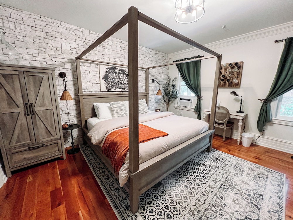 Standard Suite, 1 King Bed photo 3