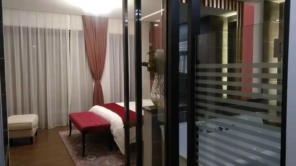 Honeymoon Studio, 1 King Bed, Bathtub, River View photo 2