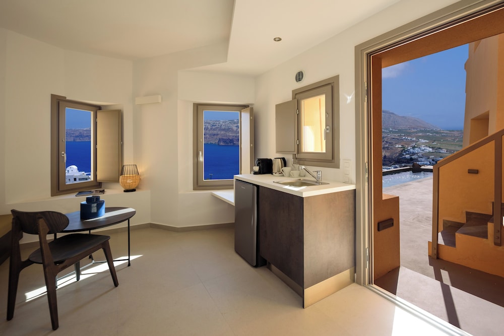 Superior Suite with Caldera View - Photo 2