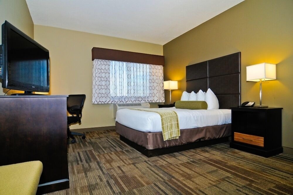 Standard Room, 1 Queen Bed, Accessible, Non Smoking (Walk-in Shower) photo 1