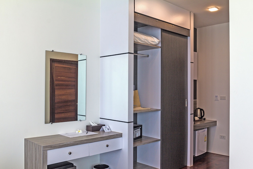 Deluxe Room with Ocean View - Photo 6
