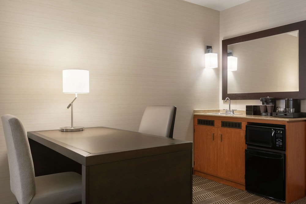 Suite, 1 King Bed, Accessible (Mobility & Hearing, Roll-in Shower)