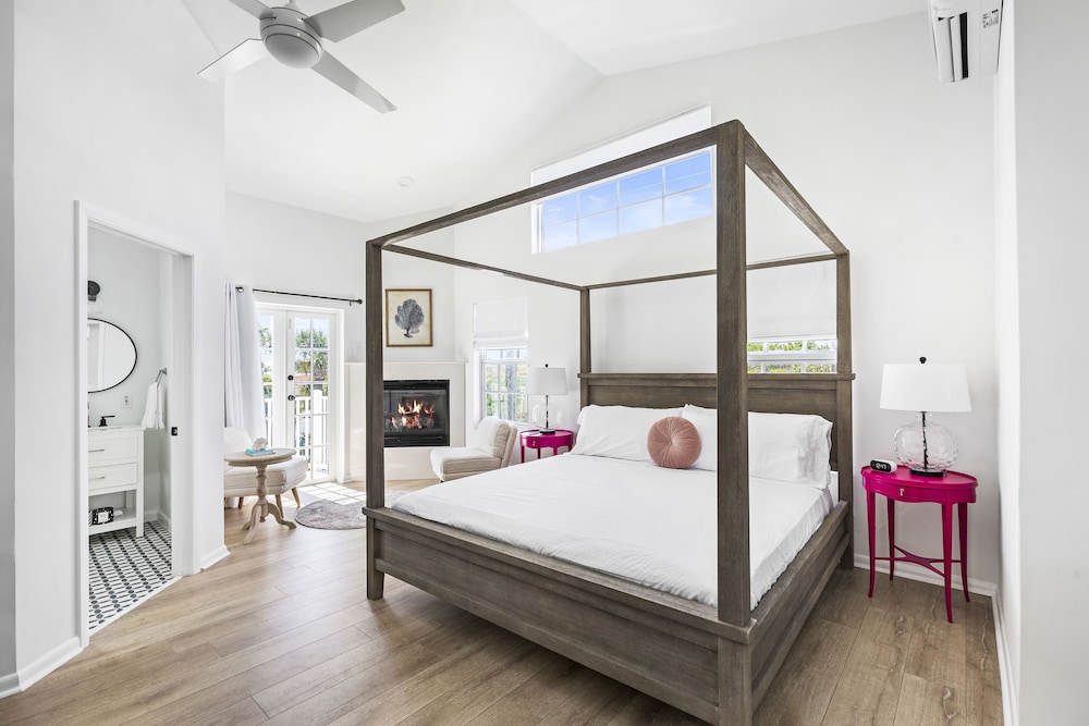 Signature Studio Suite, 1 King Bed, Balcony, Partial Ocean View (Pet Friendly) photo 1