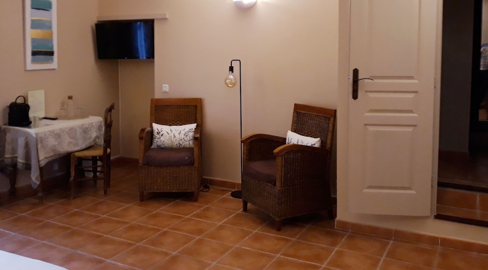 Superior Double Room, Ensuite, Pool View (Chambre OLIVIER) photo 3