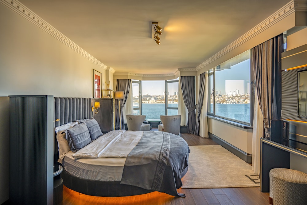 Suite With Seaview And Jacuzzi photo 1
