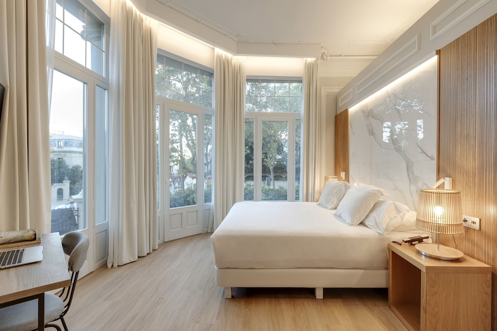 Deluxe Room, Jetted Tub