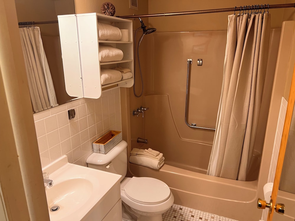 Comfort Queen Room photo 3