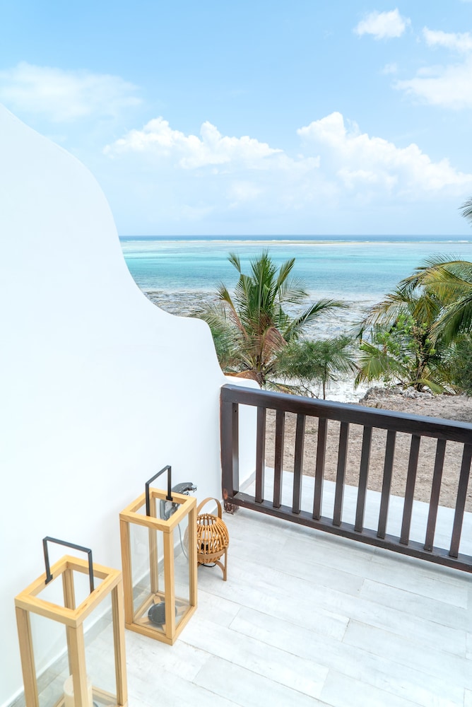 Deluxe Room, 1 King Bed, Oceanfront - Photo 4
