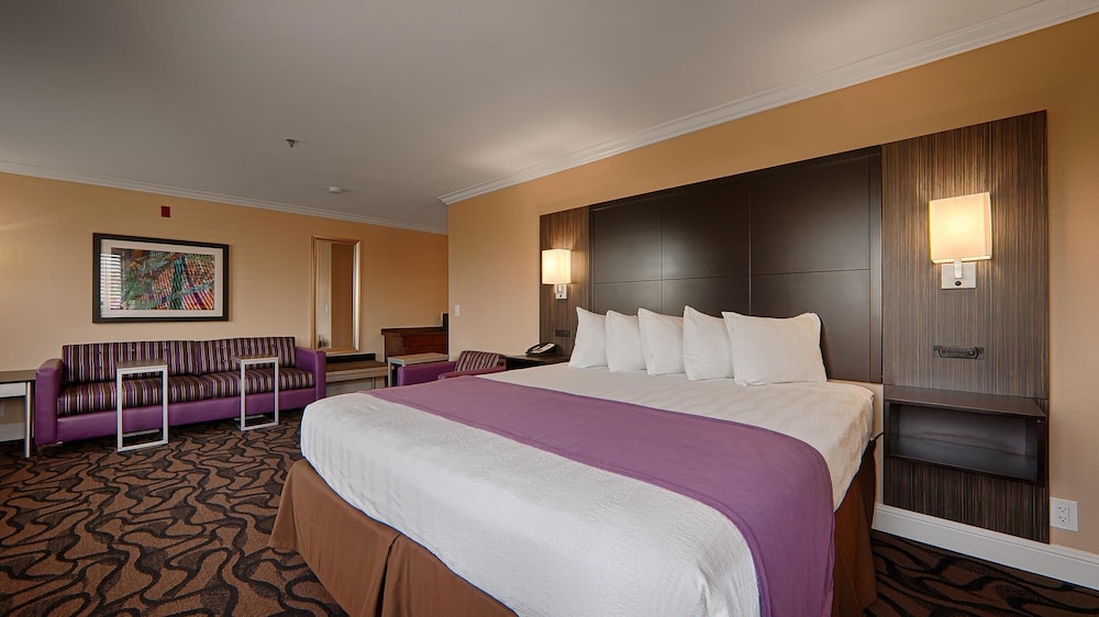 Suite, 1 King Bed, Non Smoking, Refrigerator & Microwave (Walk-in Shower) - Photo 2