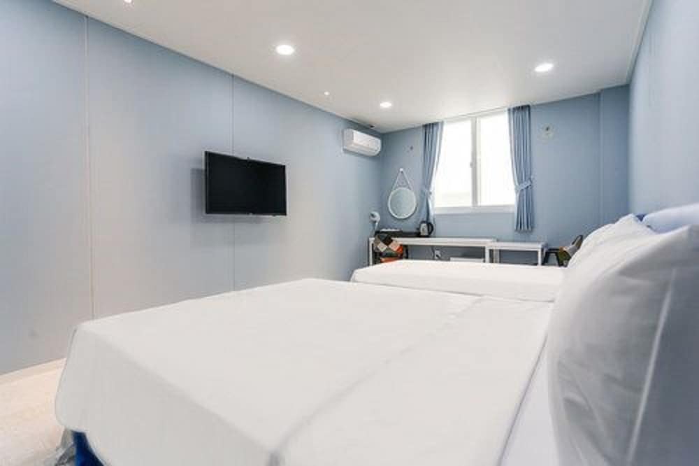 Standard Twin Room (Extra Duvet cost KRW10,000, Mixed Gender not allowed for more than 3) photo 2