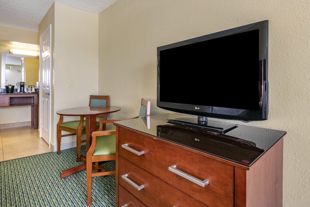 Suite, 1 King Bed, Accessible Bathtub, Balcony (Jetted Tub)