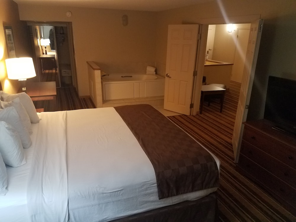 Suite 1 King Bed with Pull out couch with Hot Tub and with Kitchen photo 2
