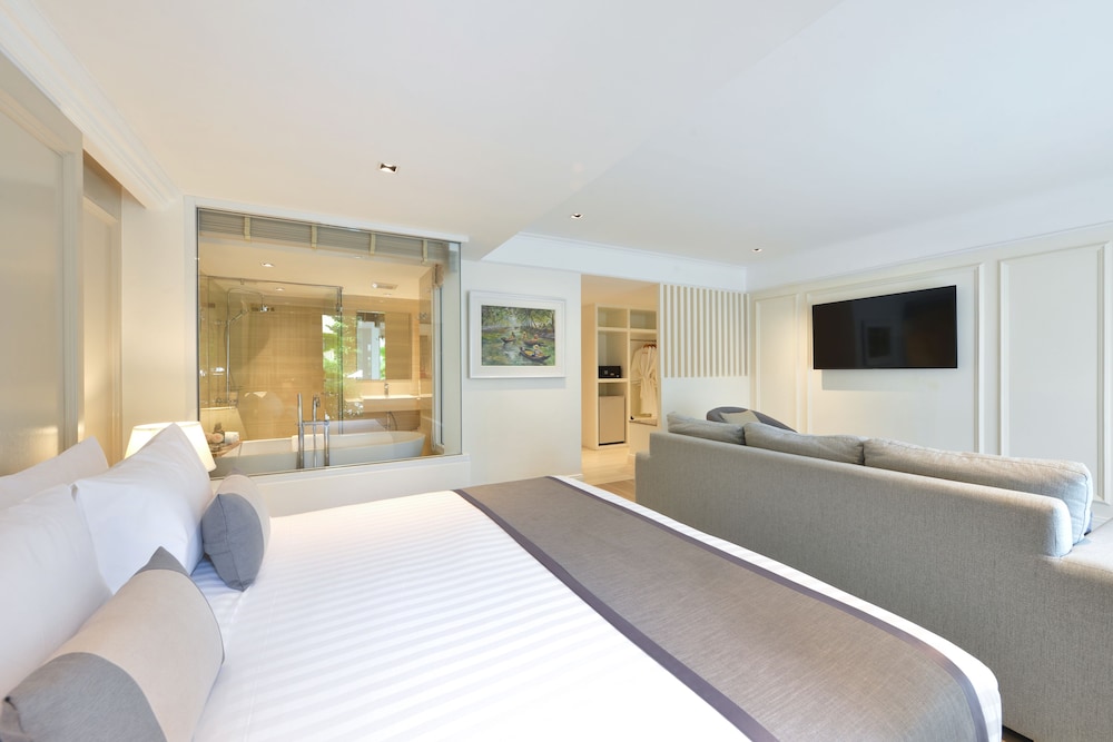 Pool Access, 2 Bedrooms Suite with Living area and Balcony