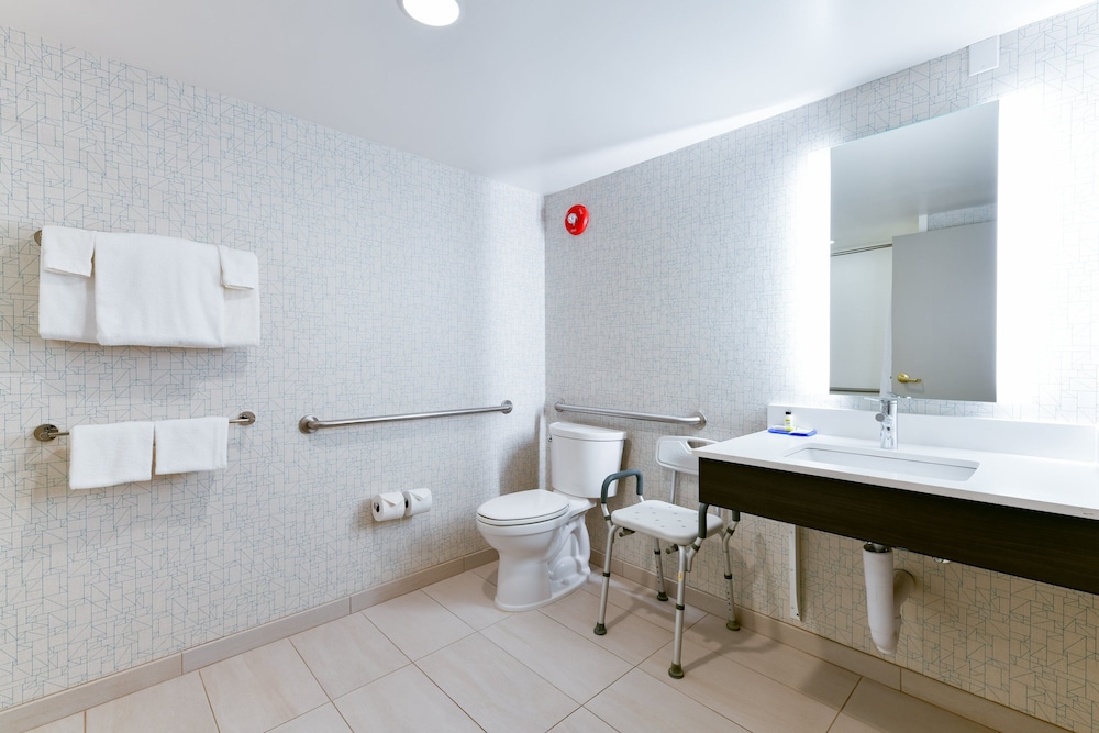 Standard Room, 1 Double Bed, Accessible, Non Smoking (Communications, Mobility) - Photo 7
