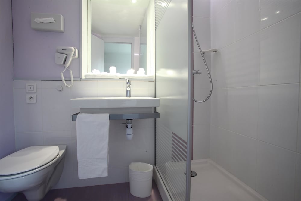 Standard Room, Multiple Beds - Photo 6