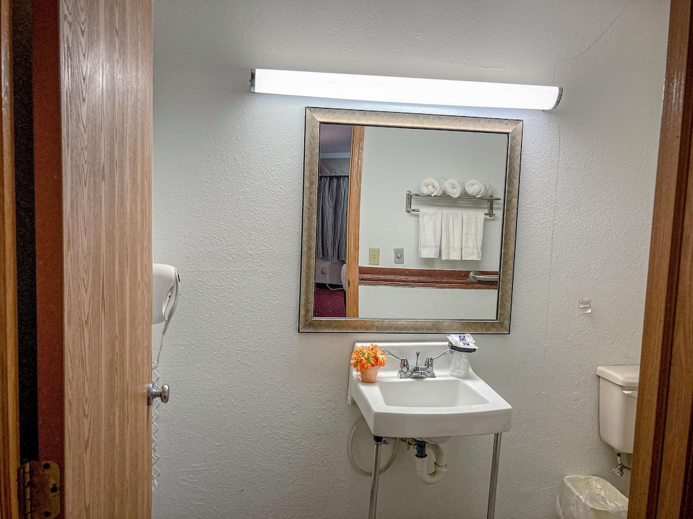 Deluxe Room, 2 Queen Beds, Non Smoking, Refrigerator & Microwave - Photo 8