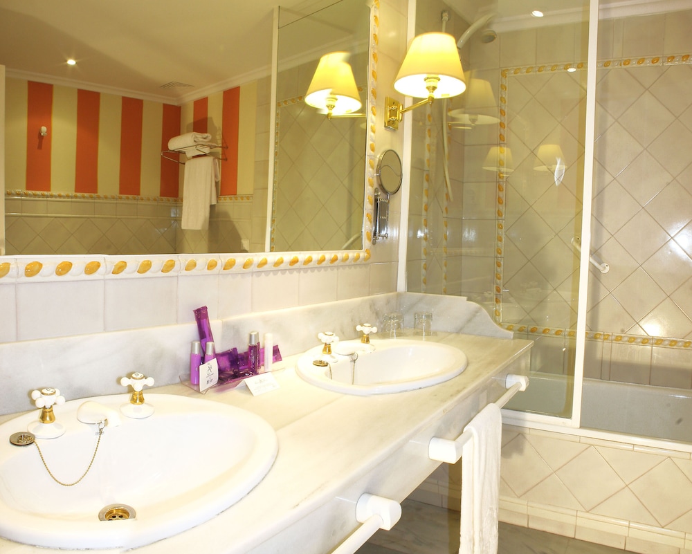 Standard Double Or Twin Room - Photo 7