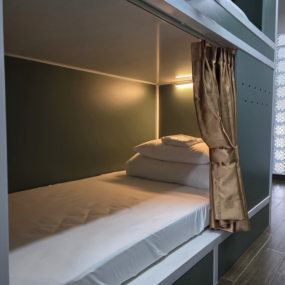 Standard Single Room, Men only