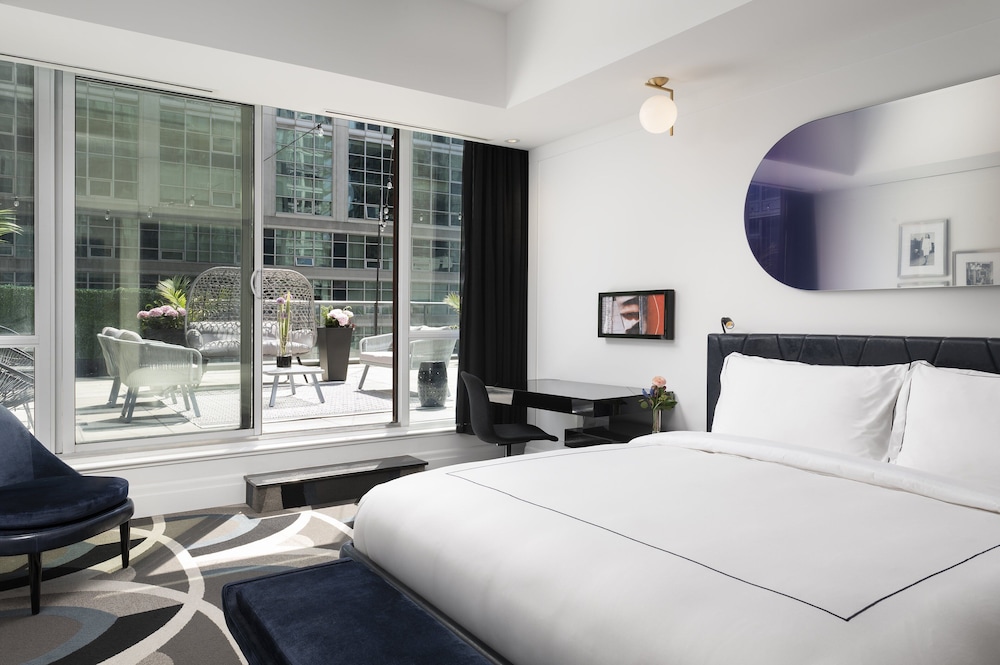 The Marilyn, 1 Bedroom Deluxe Suite, 1 King, City View, Tub