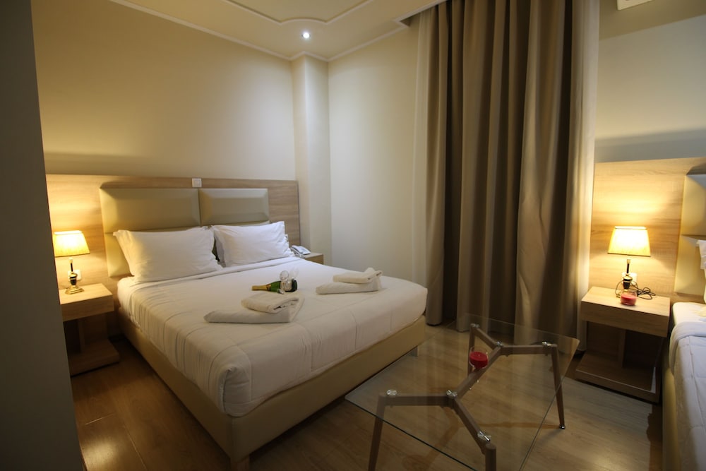 Deluxe Triple Room, Private Bathroom photo 2