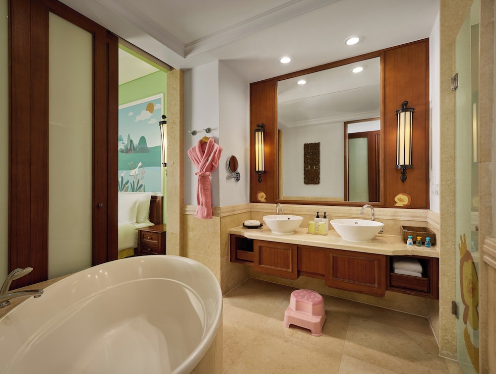Premium Room, 1 King Bed, Balcony, Garden View photo 3