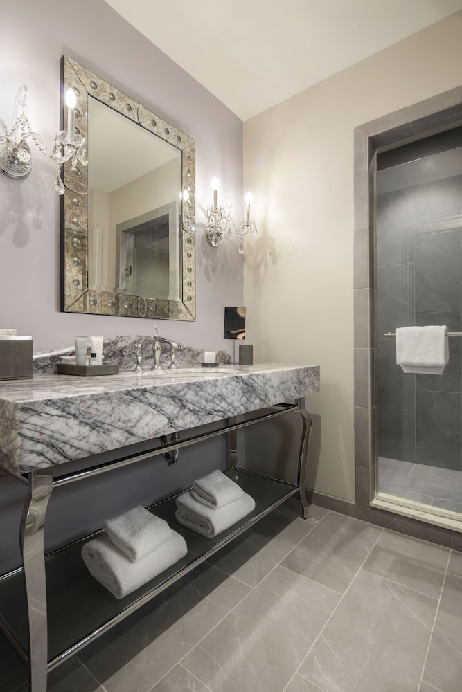 Deluxe Room, 1 King Bed, River View (Mobility/Hearing Access, Roll-In Shwr)