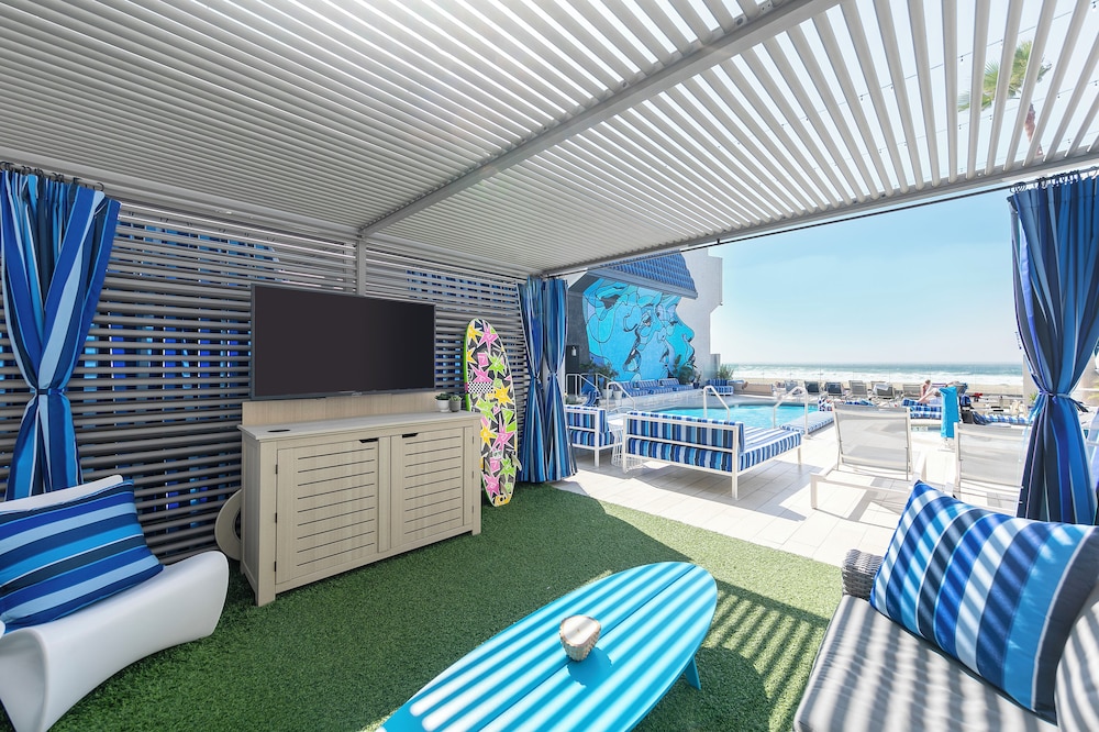 Premium Suite, 1 King Bed, Lanai, Pool View - Photo 10
