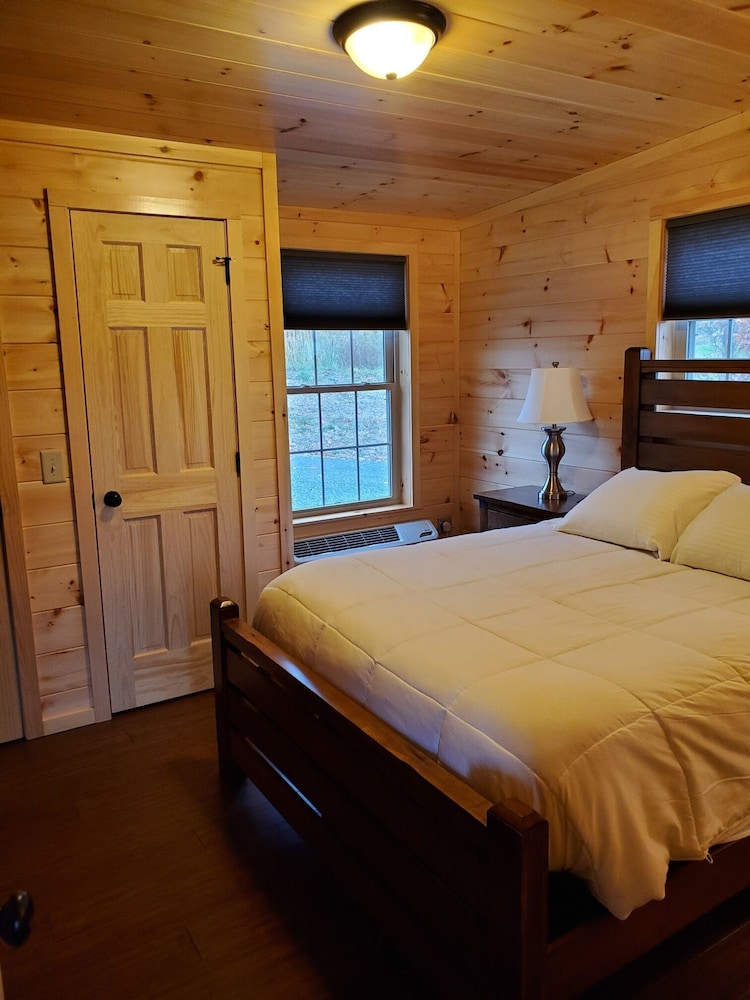 Lakeview Double-Bedroom Deluxe Cottage photo 2