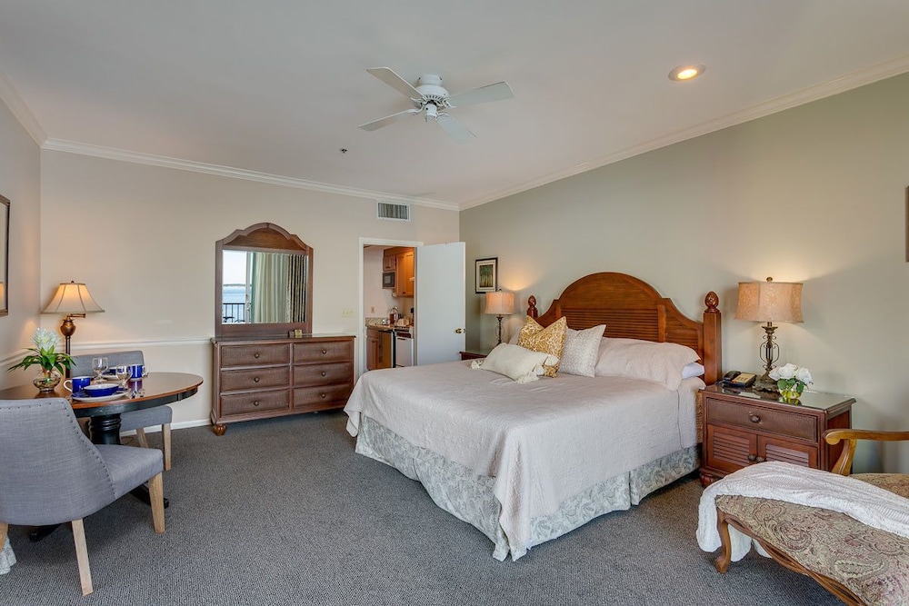 Standard Room, 1 King Bed (Mexican Room) photo 3