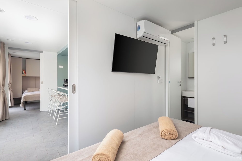 Amber Sea Luxury Holiday Home with pool photo 3