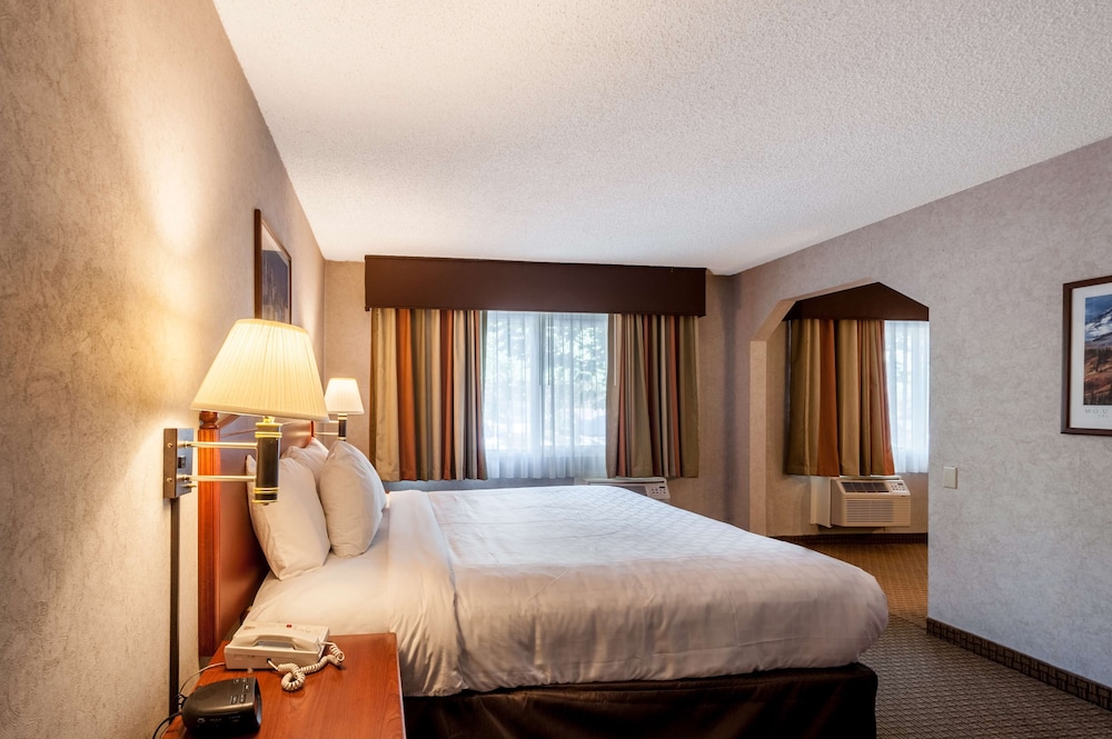 Suite, 1 King Bed, Non Smoking, Jetted Tub (Living Room) photo 1