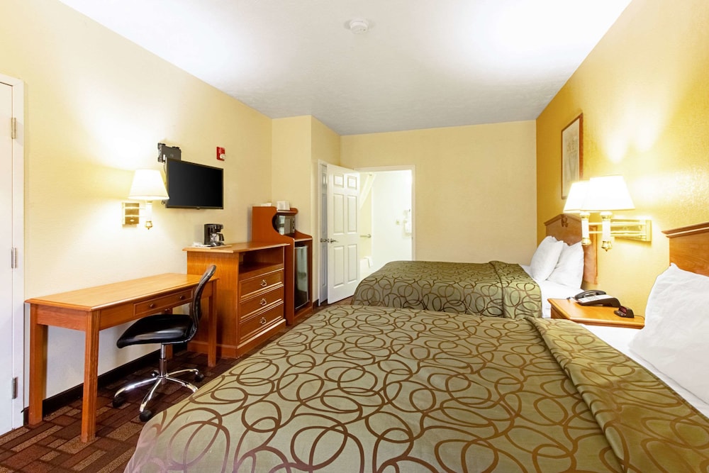 Standard Room, 2 Queen Beds, Non Smoking - Photo 2
