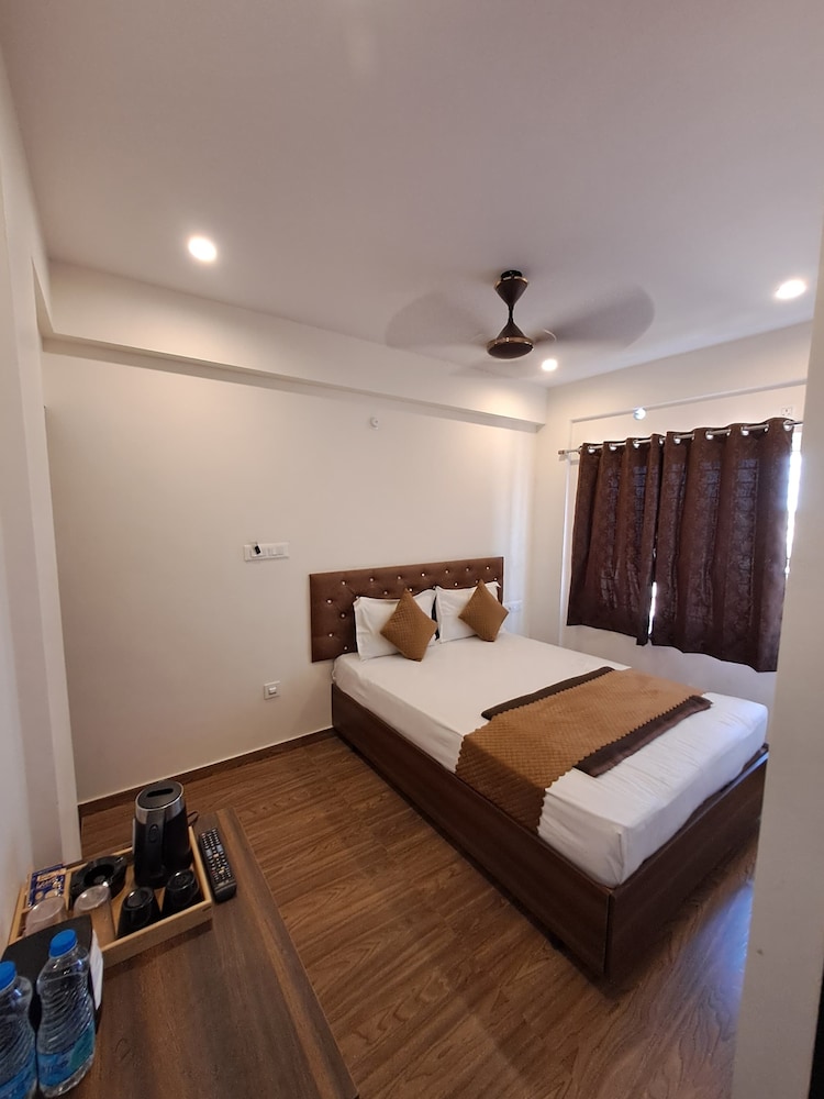 Basic Studio, 1 Queen Bed, Roll-in Shower, Non Smoking