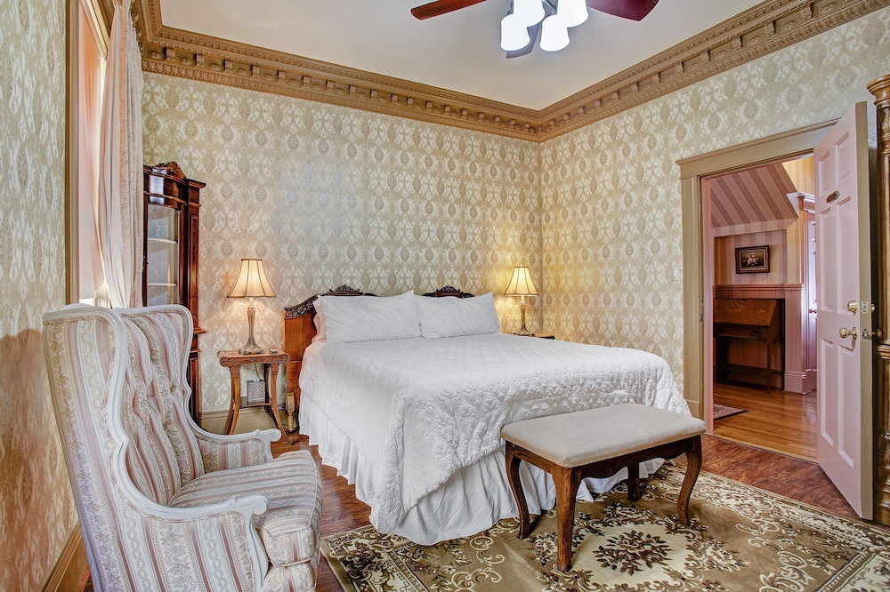 Premium Room, 1 King Bed, Jetted Tub