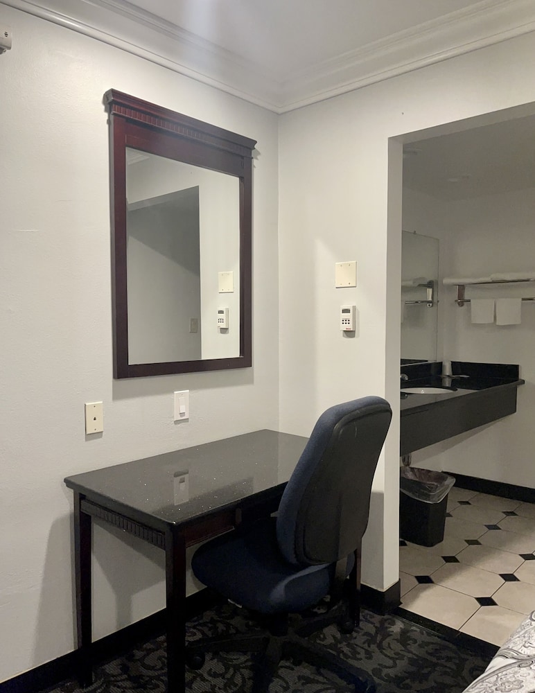 King Suite - Photo 1