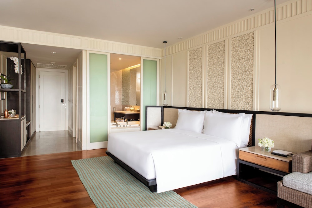 Classic Room, 1 King Bed, Accessible Bathtub