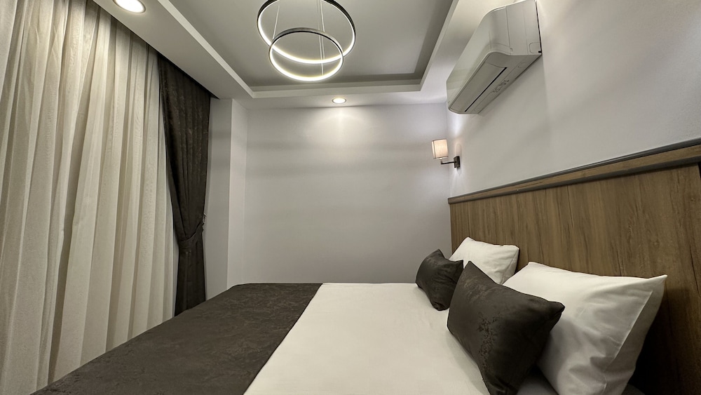 Senior Room, Multiple Beds thumbnail 6