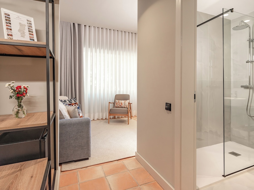 Suite - Photo 2