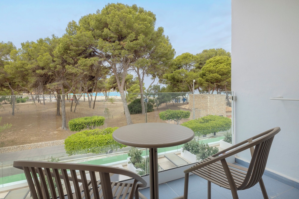 Double Room, Balcony, Beach View thumbnail 6