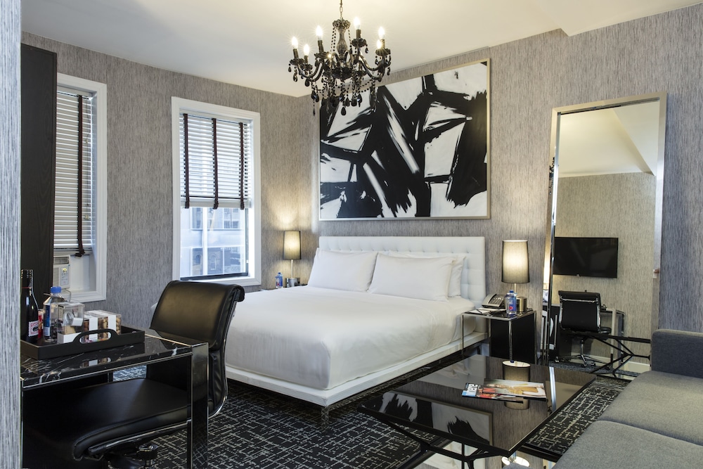 Deluxe Room, 1 King Bed photo 3