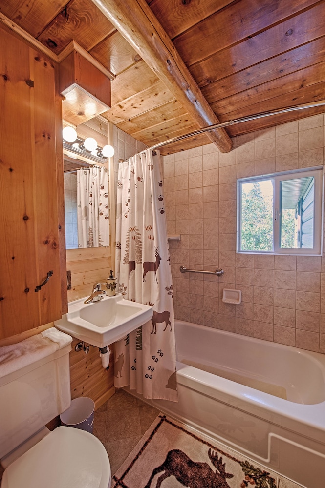 Signature Cabin, 3 Bedrooms, Non Smoking, Mountain View photo 3