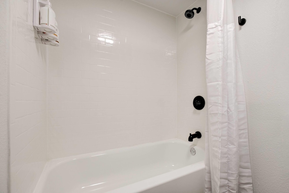 2 Queen Beds, Refreshed Deluxe Room, Non-Smoking photo 3